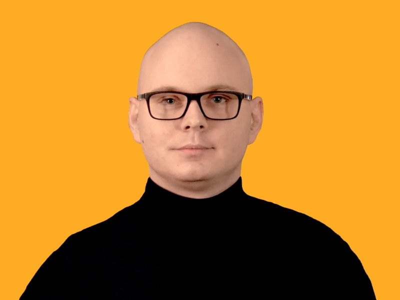 lukasz sutula photo on a yellow background